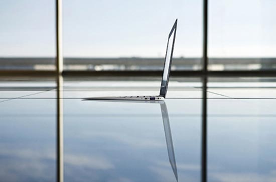 Nhiều hãng máy tính đang thúc đẩy mảng ultrabook, nhằm gây áp lực lên thị trường máy tính bảng.