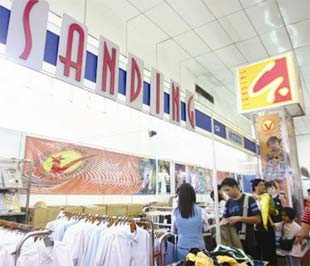  Sản phẩm của Sanding nhắm vào đối tượng sử dụng thời trang dạo phố và công sở nên có ưu thế so với hàng Trung Quốc tại thị trường miền Bắc, nơi người tiêu dùng được cho là rất kỹ tính - Ảnh: Lê Toàn.