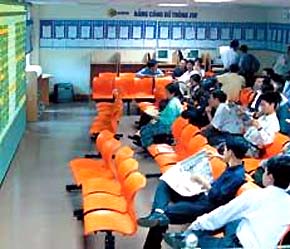 Hiện tại tính minh bạch của thị trường không cao, vẫn còn đó những giao dịch bị nghi ngờ là nội gián, những lợi ích thu được từ nguồn thông tin bất cân xứng.