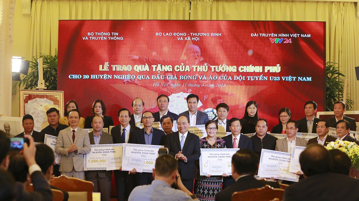 Thủ tướng Chính phủ trao kinh phí đấu giá cho đại diện lãnh đạo 20 huyện nghèo trên cả nước. 