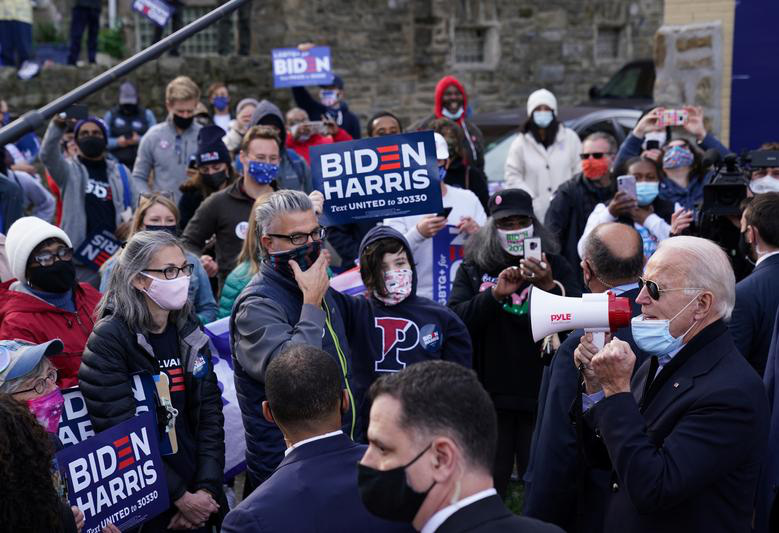 Ứng viên Joe Biden và người ủng hộ ông ở Philadelphia - Ảnh: Reuters.