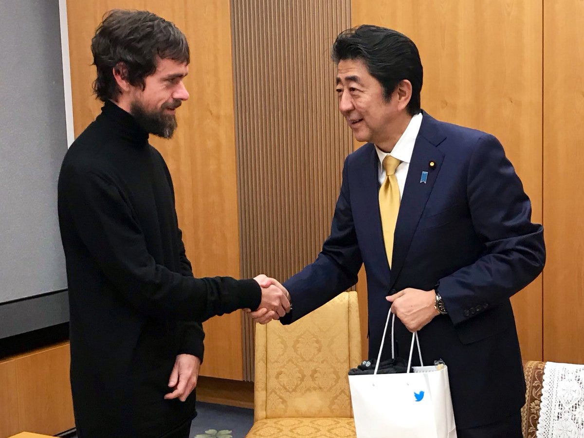 Dorsey thường xuyên đi du lịch khắp thế giới và chụp ảnh chia sẻ lên trang Twitter có 4 triệu người theo dõi của mình. Trong ảnh là một dịp ông gặp cựu Thủ tướng Nhật Bản Shinzō Abe - Ảnh: Twitter