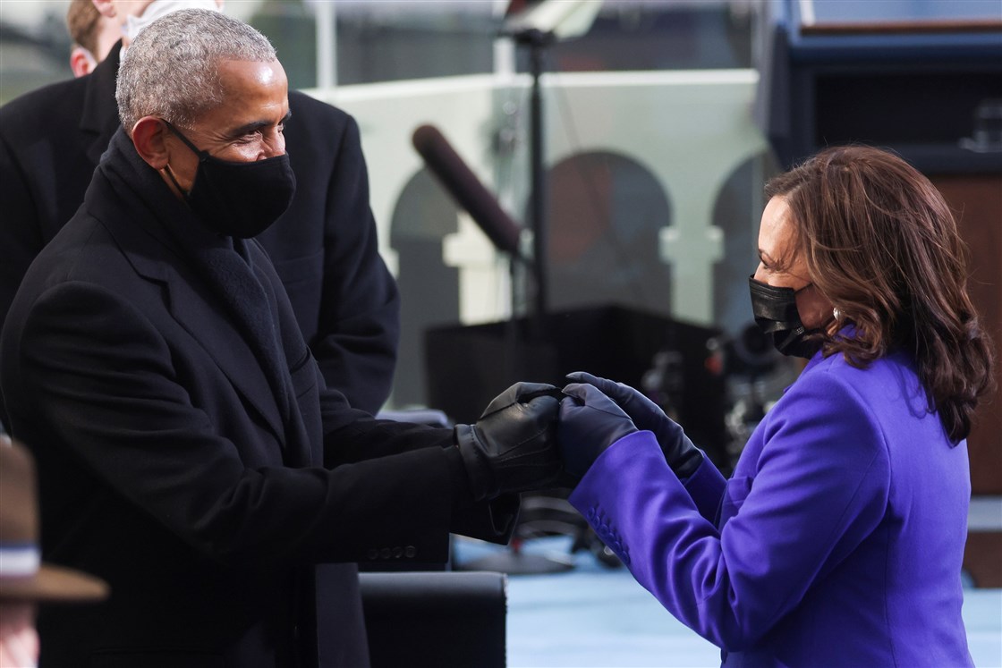 Phó Tổng thống đắc cử Kamala Harris chào cựu Tổng thống Barack Obama trước khi buổi lễ chính thức bắt đầu tại Điện Capitol - Ảnh: Reuters