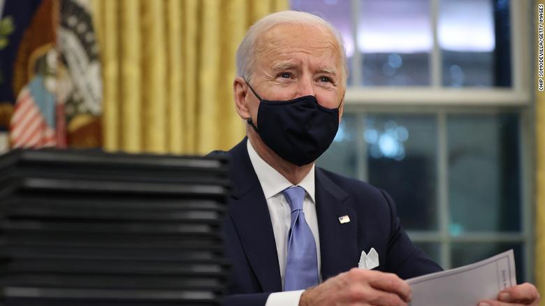 Ông Biden chuẩn bị ký những sắc lệnh đầu tiên tại Phòng Bầu dục sau lễ nhậm chức hôm 20/1 - Ảnh: Getty Images