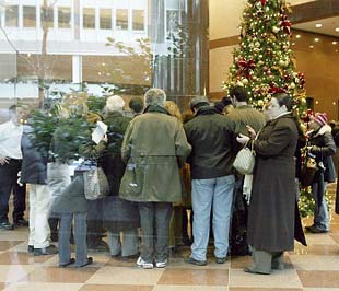 Các nhà đầu tư giận dữ tập trung trước  cửa văn phòng công ty của ông Madoff sau khi ông này bị bắt hôm 11/12 vừa rồi - Ảnh: AP.