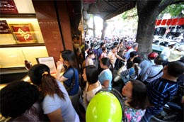Người dân tới các tiệm vàng vẫn khá đông, nhưng nhiều người đến chỉ để khảo giá và thăm dò chứ không thực hiện giao dịch - Ảnh: Quang Liên.