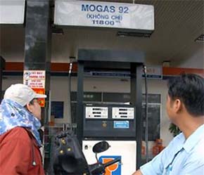 Đây là lần tăng giá xăng thứ hai trong năm 2007 - Ảnh: TT.