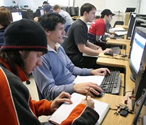 Tại Mỹ, những lao động làm việc với tư cách là chuyên gia, kỹ sư, y tá... làm việc trong các viện nghiên cứu, ngành công nghệ thông tin, bệnh viện... được xem là lao động cấp cao.