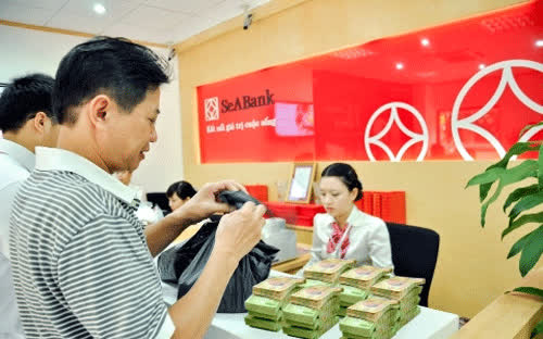 Khách hàng giao dịch tại SeABank.<br>