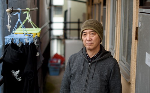 Đến năm 2009, khi mẹ mất thì Takano cũng đã cạn tiền. Khoản tiền tiết kiệm cuối cùng đã được dành để làm đám tang cho bà. Sau đó ông không còn tiền để trả tiền thuê căn chung cư mà gia đình đã ở đó suốt 30 năm và bị đẩy ra đường.<br>