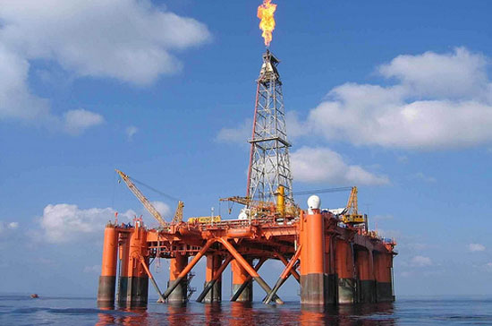 Giàn khoan dầu trên mỏ Đại Hùng.