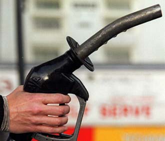 Các ngân hàng thương mại phải cân đối nguồn vốn để đảm bảo cung ứng đủ, kịp thời nhu cầu vốn và ngoại tệ cho các doanh nghiệp đầu mối nhập khẩu xăng, dầu.