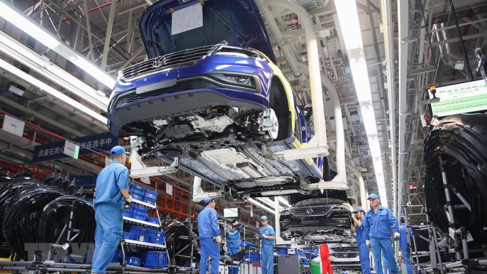 Người dân mua ôtô trong nước sẽ không được miễn 50% lệ phí trước bạ kể từ ngày 1/1.