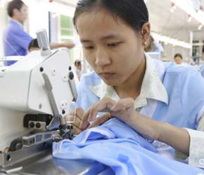 Đến nay đã có khoảng 135.000 lao động Việt Nam sang làm việc tại Malaysia - Ảnh: Việt Tuấn.