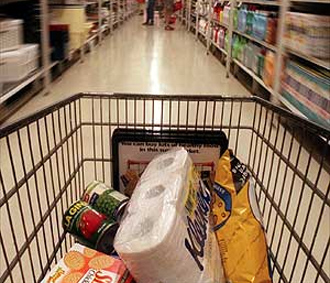 Giá cả leo thang nhanh chóng và sự suy yếu của thị trường địa ốc đã làm cuộc sống của người dân khó khăn hơn.