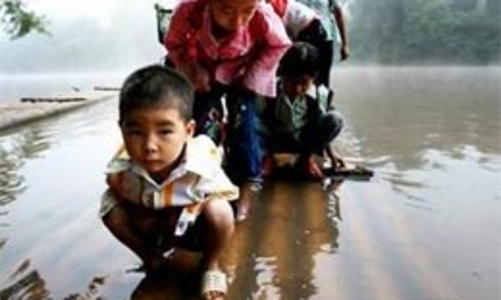 Thí điểm dạy bơi trong trường tiểu học