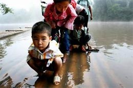 Những đứa trẻ này rất cần biết bơi để có khả năng phòng thân khi mùa nước lũ lên cao.