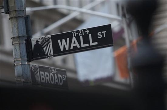 Tuy vẫn thưởng nhiều, nhưng chính sách tiền thưởng của Phố Wall năm nay khắt khe hơn để kiềm chế cơn giận của dư luận - Ảnh: AP.