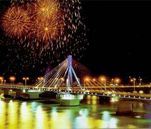Cầu bắc qua sông Hàn tại Đà Nẵng.