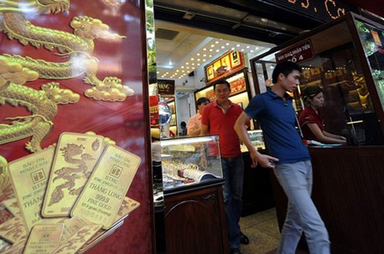 Vàng trong nước đã mất mốc 28 triệu đồng/lượng từ chiều qua khi giá vàng trượt mạnh ở thị trường châu Âu - Ảnh: Reuters.