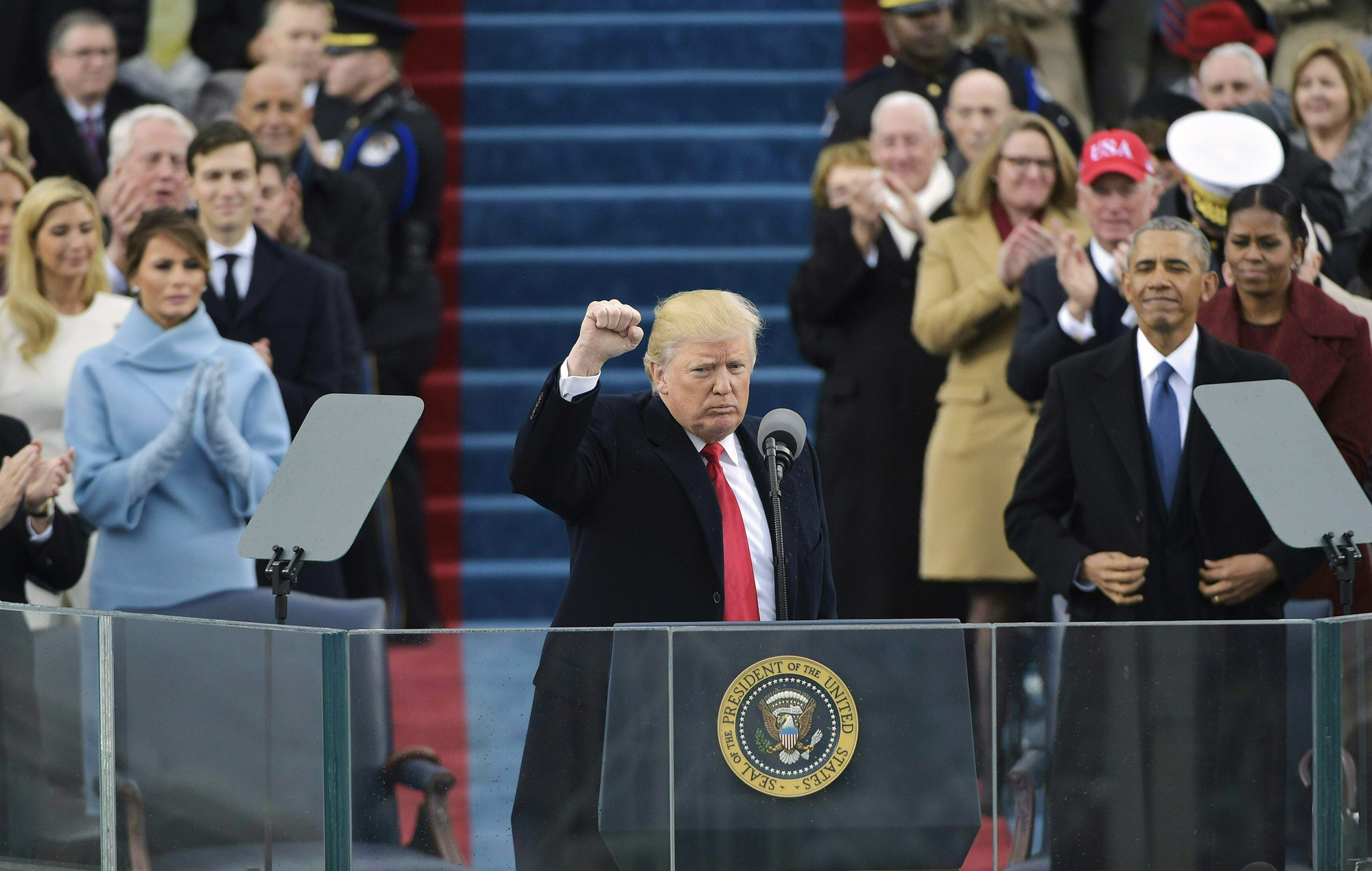 Ông Donald Trump phát biểu sau khi tuyên thệ nhậm chức tại nhà quốc hội, chính thức trở thành Tổng thống thứ 45 của Mỹ vào lúc 12h ngày 20/1/2017 - Ảnh: AP.
