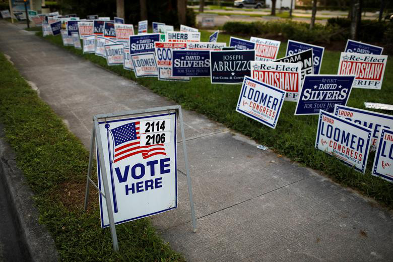 Bên ngoài một điểm bỏ phiếu ở Palm Beach, Florida - Ảnh: Reuters.