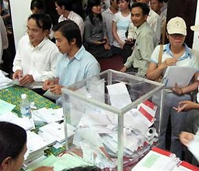 Nhà đầu tư tham gia đấu giá cổ phần của Đạm Phú Mỹ.