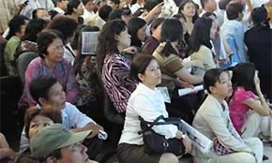 Phiên giao dịch đầu tiên sau những ngày nghỉ tết tại sàn giao dịch chứng khoán của Công ty Cổ phần Chứng khoán Sài Gòn - SSI sáng 26/2 quá tải, nhiều nhà đầu tư phải ngồi bệt dưới sàn.