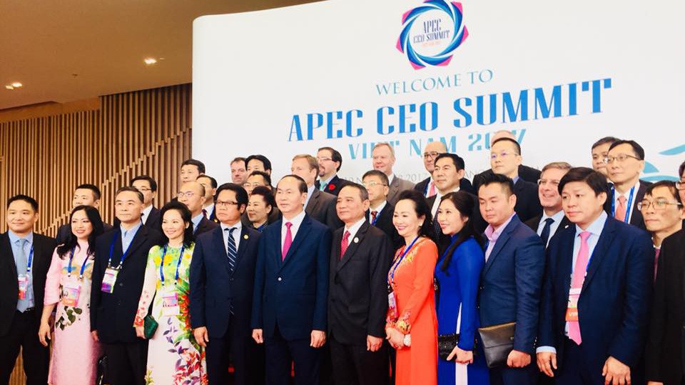 Các đại biểu tham dự APEC CEO Summit 2017 chụp ảnh lưu niệm cùng Chủ tich nước Việt Nam Trần Đại Quang.