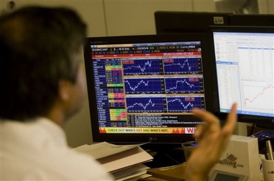 Chứng khoán thế giới chao đảo liên tục trước những thông tin từ châu Âu - Ảnh: AP.