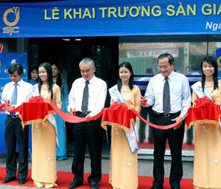 Lãnh đạo Eximbank và SJC cắt băng khai trương sàn giao dịch vàng SJC-Eximbank.