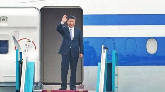 Hình ảnh Chủ tịch Trung Quốc Tập Cận Bình lúc xuống máy bay tại sân bay Nội Bài, sáng 12/11 - Ảnh: Thanh Niên.