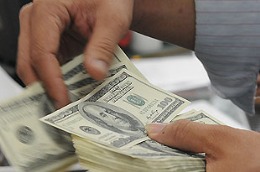 Tại thị trường Hà Nội sáng nay, một số điểm giao dịch ngoại tệ mua và bán USD với giá tương ứng lần lượt là 19.100 VND/USD và 19.120 VND/USD, giảm thêm 20 VND/USD so với giá cuối ngày hôm qua.