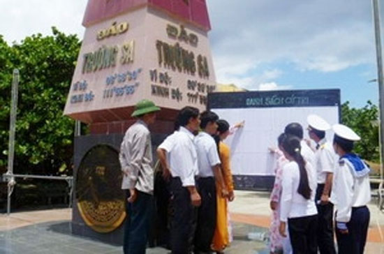 Cán bộ, chiến sĩ và nhân dân xã đảo Song Tử Tây xem danh sách bầu cử.