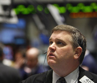 Giá trị vốn hóa thị trường của 30 cổ phiếu trong chỉ số Dow Jones đã “bốc hơi” 77,1 tỷ USD hôm thứ Hai và mất 10.000 tỷ USD sau hơn 1 năm - Ảnh: Reuters. 