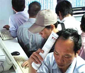 Các nhà đầu tư trong một phiên giao dịch tại Công ty Chứng khoán Vietcombank - Ảnh: TT.