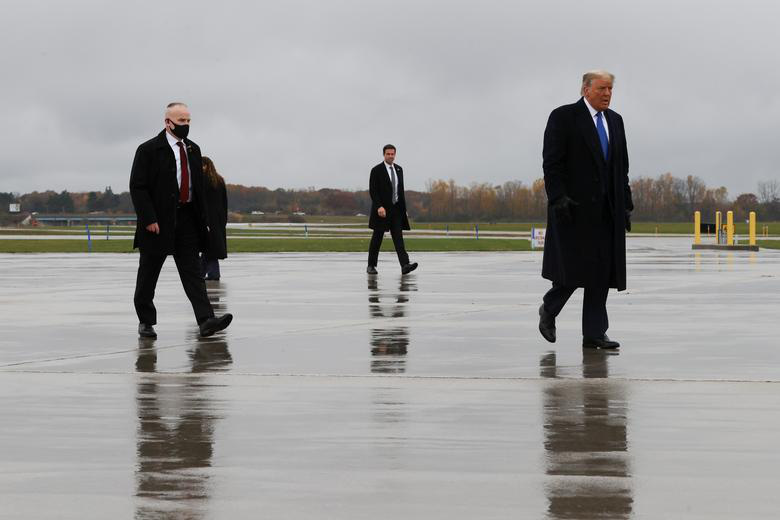 Ông Trump bước đi trên đường băng sau sự kiện vận động tranh cử tại Sân bay Quốc tế Capital Region ở Lansing, Michigan.
