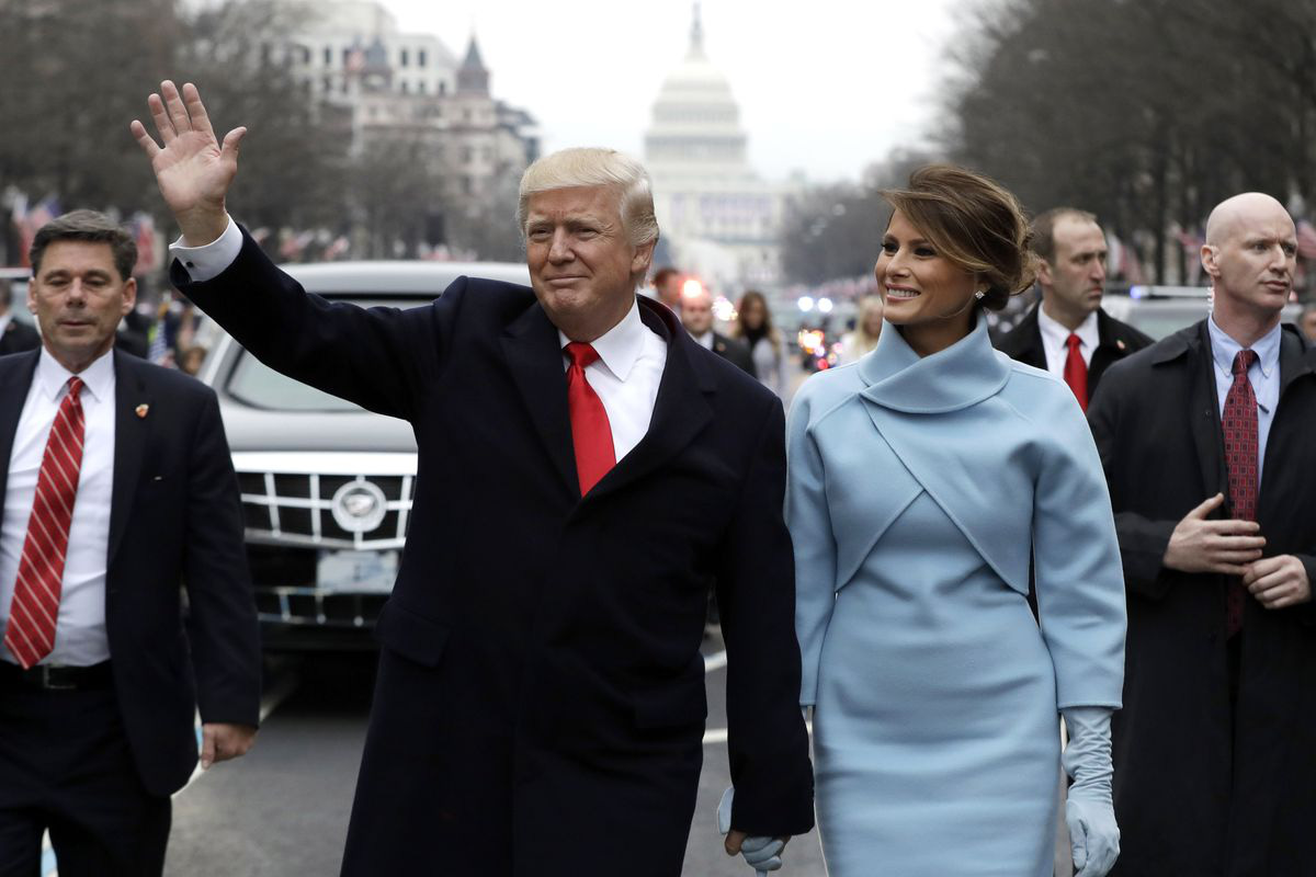 Ông Trump cùng phu nhân Melania diễu hành về phía Nhà Trắng sau lễ nhậm chức - Ảnh: AP.