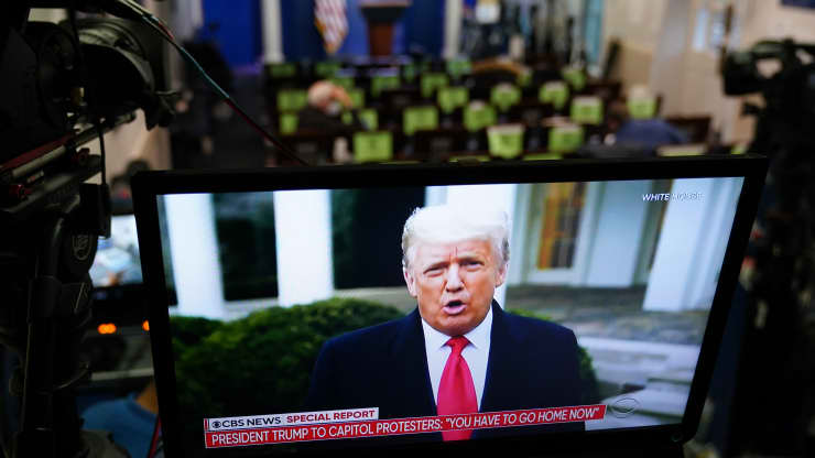 Một bản tin truyền hình đưa tin về đoạn video mà ông Trump đăng lên mạng Twitter kêu gọi người biểu tình đi về nhà - Ảnh: Getty.