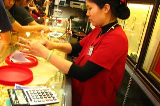 Giới đầu tư quốc tế đang đẩy mạnh gom mua vàng.