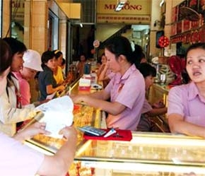 Người dân xếp hàng mua bán vàng tại một tiệm vàng ở Tp.HCM - Ảnh: TT.