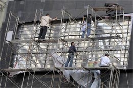 Công nhân xây dựng tại một công trường ở Bắc Kinh, Trung Quốc. Theo IMF, Trung Quốc sẽ là nền kinh tế đạt tốc độ tăng trưởng nhanh nhất, với mức tăng 8,5% trong năm nay và 9% trong năm 2010 - Ảnh: Getty Images.