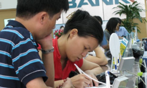 Huy động VND: Căng lãi suất, thêm tiện ích