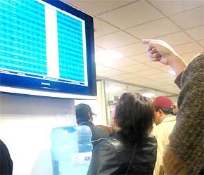 Tại một phiên giao dịch chứng khoán - Ảnh: TP.