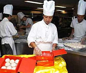 Công nhân tại Kinh Đô miền Bắc - một trong những công ty thực hiện chính sách đãi ngộ với cán bộ công nhân viên thông qua chương trình bán ưu đãi cổ phiếu.