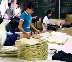 Trước đây, đã có một số trường hợp, mặc dù hồ sơ đầy đủ nhưng bằng tiếng Việt, lại sắp xếp không theo trình tự thời gian nên việc thông quan gặp rất nhiều khó khăn - Ảnh Việt Tuấn.