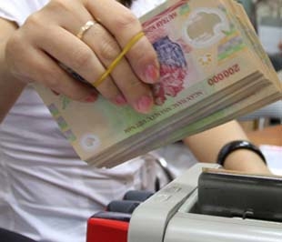 Nhiều ngân hàng thương mại đã chủ động giảm lãi suất cho vay trước hạn đối với các hợp đồng cũ - Ảnh: Việt Tuấn.