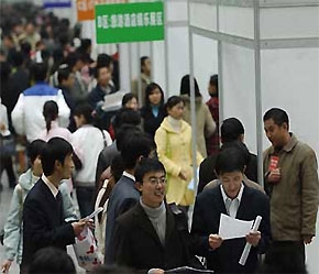 Cùng với sự tăng trưởng kinh tế, thu nhập và việc làm của người dân cũng được cải thiện đáng kể.