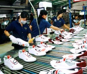 Những doanh nghiệp sử dụng nhiều lao động (chủ yếu khối FDI và doanh nghiệp Nhà nước) có mức thưởng thấp - Ảnh: Việt Tuấn.