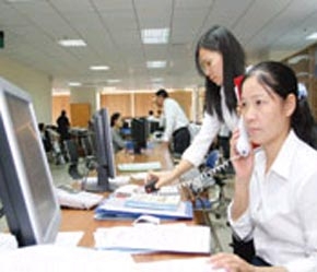 Nhân viên tư vấn tại một chi nhánh của Bảo Việt ở Tp.HCM.